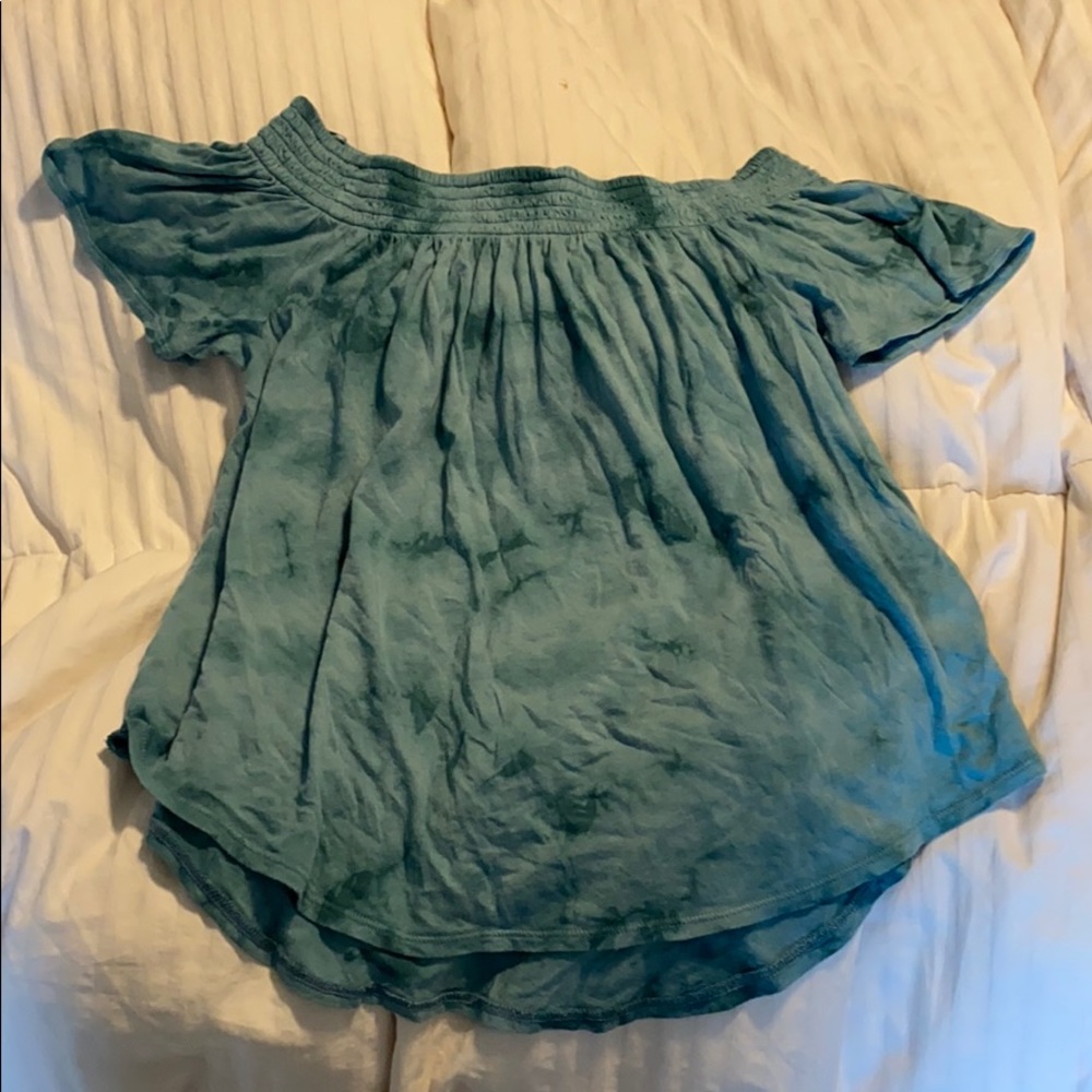 Super cute off the shoulder blue tie dye top!